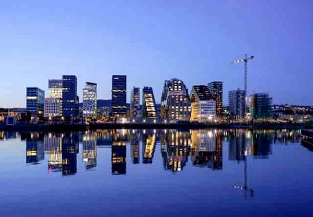 搭配显瘦衣服技巧时尚秋(胖女孩怎么搭配衣服显瘦)